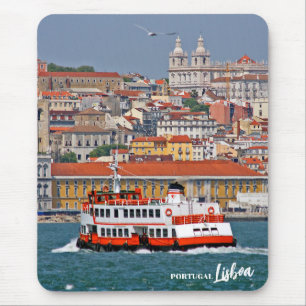 Lissabon skyline met oude veerboot op de Taag Muismat