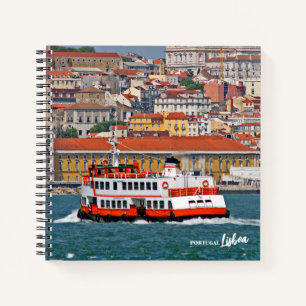 Lissabon skyline met oude veerboot op de Taag Notitieboek