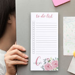 Liste Monographique Des Fleurs De Peine Rose À Fai<br><div class="desc">Un joli bloc-notes magnétique à personnaliser avec votre monogramme. Le modèle est configuré pour que vous puissiez ajouter votre nom et votre initiale (mais vous pouvez laisser l'une ou l'autre section vide si vous préférez juste avoir l'une ou l'autre). Ce design floral a des fleurs de pivoine rose aquarelle avec...</div>