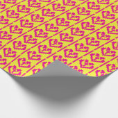 Litouwse roze en gele volkskunst harten patroon cadeaupapier (Hoek)