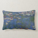 Lits d'eau MONET 1916 Oreillers à jet d'accent<br><div class="desc">Claude Monet, peintre impressionniste français, peint ces Water Lilies — 1916, à l'origine comme une peinture à l'huile sur toile inspirée de son propre jardin au début du 20ème siècle en France. Etant âgé de 76 ans lorsqu'il peignit cette création d'étang de nénuphars, les cataractes de Monet progressaient et changeaient...</div>