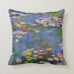 Lits Monet Eau 1916 Oreiller<br><div class="desc">Monet Water Lilies 1916 jetez oreiller. Peinture à l'huile sur toile de 1916. L'impressionniste Claude Monet demeure réputé et apprécié pour les peintures de nénuphars qu'il a réalisées dans son étang de jardin de Giverny. Cette peinture spécifique de nénuphars, datant de 1916, révèle l’évolution de Monet vers une abstraction croissante...</div>