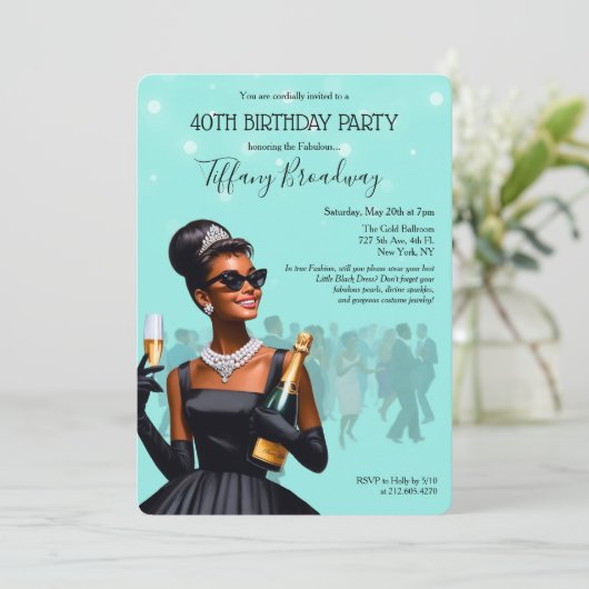 Little Black Robe Blue Glam Invitation d'anniversa (Debout devant)