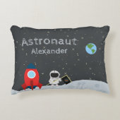 Little Boy Astronaut on Moon, First Name Space Accent Kussen (Voorkant)