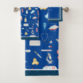 Little Boy Doctor Motif Médicale avec nom, bleu (En situation)