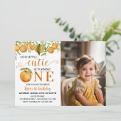 Little Cutie reçoit une invitation d'anniversaire (Debout devant)