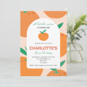 Little Cutie tourne une invitation d'anniversaire (Debout devant)