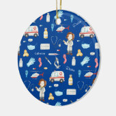 Little Girl Doctor Medical Pattern met Name, Blue Keramisch Ornament (Links)