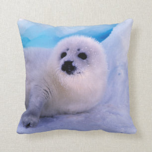Little Harp Seal Pup bekleed in Snowflakes Kussen