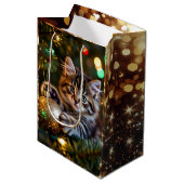 Little Kitten on Christmas Tree Medium Cadeauzakje (Voorkant Gekanteld)