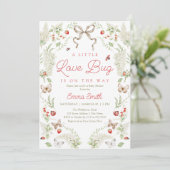 Little Love Bug Floral Bow Baby Shower Invitation (Debout devant)