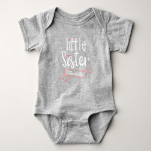 Little Sister Baby Aankondiging Naam & Monogram Romper