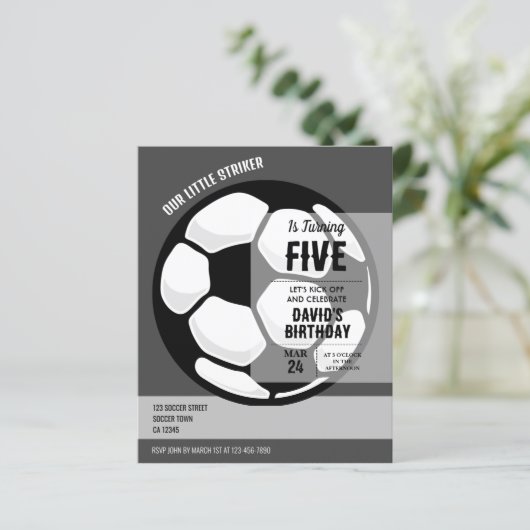 Little Striker Voetbal Budget Verjaardag Uitnodigi (Staand voorkant)