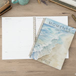 Littoral de plage moderne<br><div class="desc">Ce design simple présente une marée molle qui lave doucement sur une rive de sable. Parfait pour les amateurs de plage. Créé par Simply Farmhouse Press.</div>