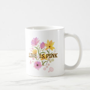 "LIVE IS PINK" is geschreven in een donker Koffiemok