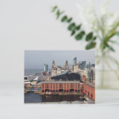 Liverpool voor het Liver Building - Briefkaart (Staand voorkant)