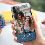 Livin Life Citation Blue Friends Photo<br><div class="desc">Coque iphone photo bff personnalisé. Le modèle photo est mis en place pour que vous puissiez ajouter votre propre photo de vous et de vos meilleurs amis - qui est affiché en format portrait. Le design est écrit avec la citation "livin the besties life" en écriture manuscrite élégante et typographie...</div>