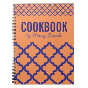 Livre de cuisine orange avec le carnet fait sur