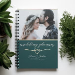 Livre de Wedding planner photo Emerald Green<br><div class="desc">Planifiez votre journée de rêve avec style grâce à cet élégant carnet wedding planner vert émeraude. Il comprend une photo personnalisée en haut, un script de calligraphie dorée et un design de coeur romantique entrelacé. Personnalisez avec les noms et votre date mariage. Parfait pour organiser chaque détail — des listes...</div>