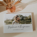 Livre D'or Boho Rustic Mariage d'écriture de photo personnali<br><div class="desc">Un joli livre d'invités de mariage de boho photo personnalisé avec une seule photo horizontale de la mariée et du marié sur un arrière - plan blanc. Les noms du couple apparaissent dans un script d'écriture manuscrite gris foncé, avec la date ci-dessous en police serif gris classique. Le texte serif...</div>