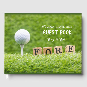 Livre D'or Boule de golf sur l'herbe verte avec le mot FORE