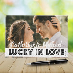 Livre D'or Casino Las Vegas Mariage Photo noir et blanc<br><div class="desc">Ce Poker Quatre Costumes Motif Lucky in Love design mariage est la façon parfaite d'ajouter une touche de chance et de sophistication à votre journée spéciale. Doté d'un motif de poker classique rouge et blanc avec quatre costumes, ce design est à la fois élégant et ludique. Personnalisez votre design mariage...</div>