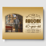 Livre D'or Gold 60th Birthday Meilleur cadre photo personnali<br><div class="desc">Célébrez l'anniversaire marquant de votre personne âgée préférée avec ce cadeau classe qui leur rappelle à quel point ils sont fabuleux. Des lignes épurées et des tons bruns, or et crème composent ce cadre simple mais élégant qui peut être customisé avec votre photo préférée, les noms, les initiales ou d'autres...</div>