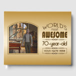 Livre D'or Gold 70th Birthday Meilleur cadre photo personnali<br><div class="desc">Célébrez l'anniversaire marquant de votre personne âgée préférée avec ce cadeau classe qui leur rappelle à quel point ils sont fabuleux. Des lignes épurées et des tons bruns, or et crème composent ce cadre simple mais élégant qui peut être customisé avec votre photo préférée, les noms, les initiales ou d'autres...</div>