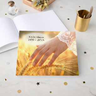 Livre D'or Main de femme mémorial touchant le blé
