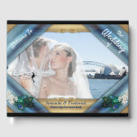 Livre D'or Peacocks bleu-vert métallique sur soie vert émerau<br><div class="desc">Décor métal vert émeraude sur cadre or avec plumes paon pour assortir ce mariage paon ou décoration design</div>