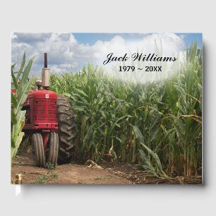 Livre D'or Tracteur rouge mémorial dans un champ de maïs
