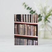 Livres anciens sur étagères Carte postale (Debout devant)