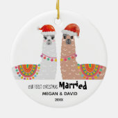 Llama Eerste Kerstfeest Gehuwd met Funny Santa Hat Keramisch Ornament (Achterkant)