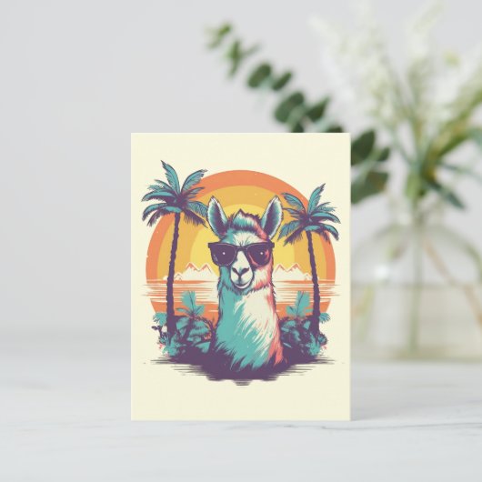 Llama met zonnebril op het strand met palmen feestdagenkaart (Staand voorkant)