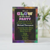 L'obscurité des invitations d'anniversaire (Debout devant)