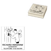 Locksmith ontgrendelt de deur van een kerk 	rubberstempel (Gestempeld)