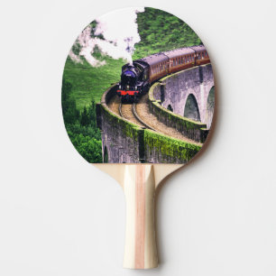 Locomotieftrein op brug tafeltennisbatje