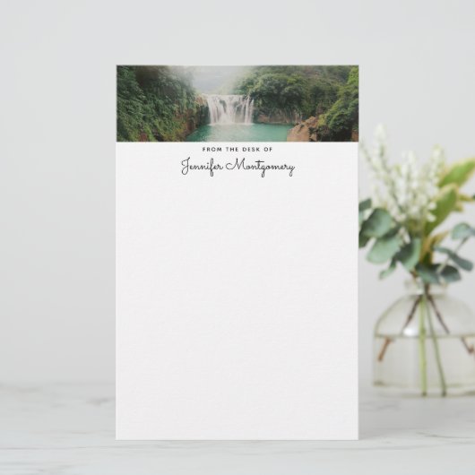 Loefwaterval in een bergbos briefpapier (Staand voorkant)