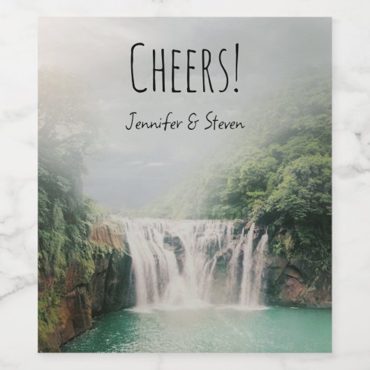 Loefwaterval in een bergbos wijn etiket (Enkel label)