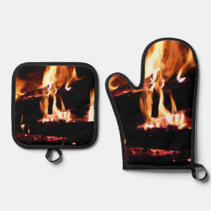 Logboeken in de vuurfoto van de Fireplace Ovenwant & Pannenlap Set