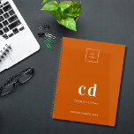 Logo brûlé orange monogramme initiales business 20<br><div class="desc">Arrière - plan orange brûlé et texte blanc. Personnalisez et ajoutez votre logo,  vos initiales monographiques,  votre nom et une année de titre 2025 (ou toute année). Votre logo à la fois sur l'avant et sur l'arrière. Espace pour l'adresse de votre site web à l'arrière.</div>