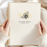 Logo d'abeilles vintages apiculteur rustique<br><div class="desc">Célébrez votre amour pour l'apiculture avec ce logo d'abeille vintage et le design rustique des abeilles. Parfait pour les apiculteurs,  ce planificateur allie charme et fonctionnalité. L'oeuvre d'abeille vintage intemporelle ajoute une touche d'élégance rustique à votre organisation quotidienne. Idéal pour ceux qui apprécient les planificateurs apicoles uniques et élégants.</div>
