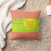 Logo de message heureux sur un coussin rose saumon (Couverture)