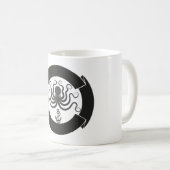 Logo de pirate tasse blanche classique de 11 onces (Devant droit)