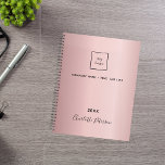 Logo d'entreprise rose pâle élégant 2025<br><div class="desc">Une arrière - plan rose vif féminine. Personnalisez et ajoutez votre entreprise,  le logo de l'entreprise,  un texte,  l'année et le nom personnel. Si vous le souhaitez sans texte,  utilisez votre touche back-space pour supprimer.</div>