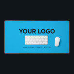 Logo et texte simples minimalistes personnalisés<br><div class="desc">Simple logo et texte personnalisés bleu clair ou toute couleur Tapis de bureau Améliorez votre espace de travail en utilisant notre Tapis de bureau ergonomique et minimaliste. Ce tapis de bureau élégant, moderne et professionnel vous permet de personnaliser votre bureau d'employé d'une manière unique. Ajoutez le logo de l'entreprise, le...</div>