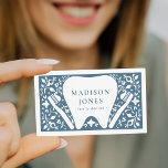 Logo Folk Dentist Carte de visite moderne<br><div class="desc">Design carte de visite dentaire avec une dent blanche entourée d'éléments d'art folklorique floral. Un dossier blanc avec des champs modèles pour vos coordonnées. Vous pouvez customiser plus loin en cliquant sur le bouton "PERSONNALISER". Page de couverture arrière - plan fourni par Freepik.</div>
