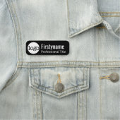 Logo met werknemer en titel naamplaatje (In situ)