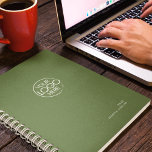 Logo moderne classique en vert foncé<br><div class="desc">Style classique 2024 hebdomadaire avec un logo personnel. Logo personnalisé,  année,  nom. Une élégance sobre. Stylisme de typographie serif moderne. Planificateur avec des aperçus mensuels et des feuilles de planification hebdomadaires. Contact pour assistance à la personnalisation.</div>