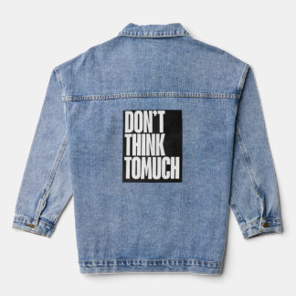 Logo 'Ne pensez pas trop' sur une veste en jean po